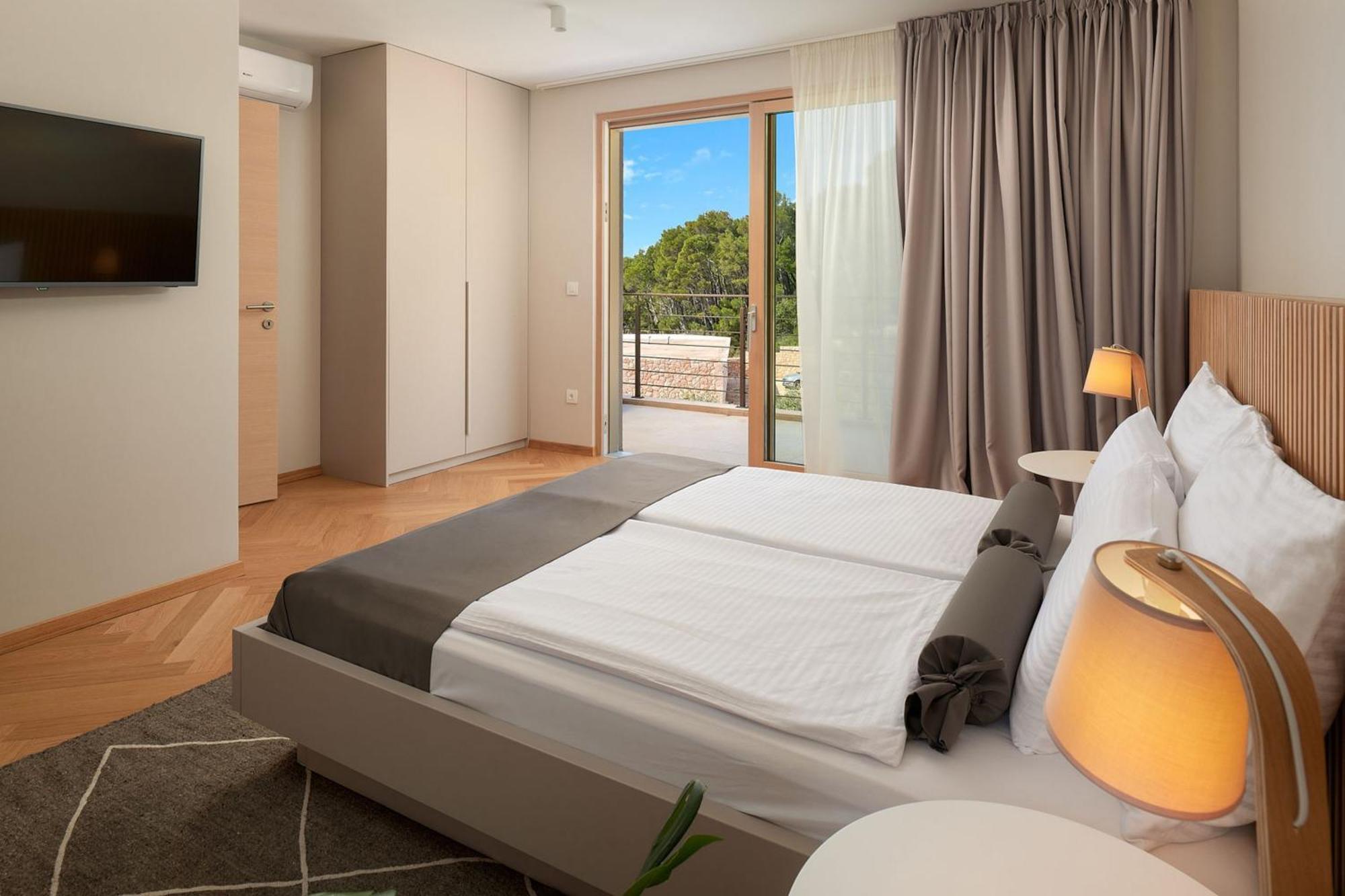 Dazzling Hvar Villa Villa Licita 4 Bedrooms Spacious Sunterrace Fitted With Sunbeds And Parasols Private Outdoor Swimming Pool Shaded, สเวตา เนเดลยา ภายนอก รูปภาพ